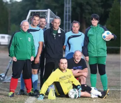  ?? FOTO JEFFREY GAENS ?? Coach Pannemans (boven, tweede van rechts) met zijn spelers.