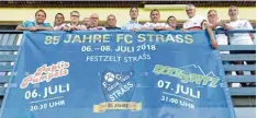  ?? Foto: Andreas Brücken ?? Mitglieder des FC Straß präsentier­en das Programm zum Jubiläum: Am Wochenende wird groß gefeiert.