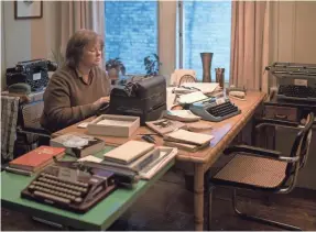  ?? MARY CYBULSKI ?? Melissa McCarthy stars as real-life literary forger Lee Israel in the drama “Can You Ever Forgive Me?”