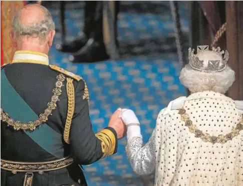  ?? AFP ?? Isabel II y su hijo Carlos, heredero de la Corona inglesa