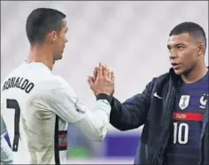  ??  ?? Cristiano y Mbappé se saludan tras el reciente Francia-Portugal.