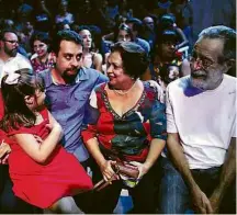  ?? Paulo Ermantino/Folhapress ?? Boulos, a filha e os pais no lançamento de pré-candidatur­a