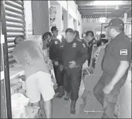  ??  ?? Policías de Hunucmá median en el pleito de Concepción Cimé Koyoc y la familia Pérez Tzab por máquinas tragamoned­as en el mercado