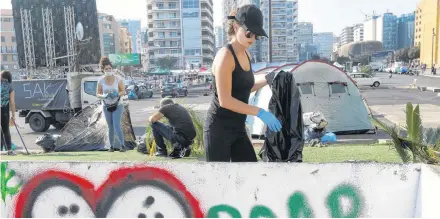  ?? REUTERS ?? People clean the streets during ongoing anti-government protests in downtown Beirut, Lebanon.