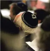  ?? Fotos: Ulrich Wagner, Annette Zoepf ?? Links der jüdische Prachtbau von oben, zentral gelegen unweit des Augsburger Königsplat­zes. Das rechte Foto zeigt eine Gedenk stunde in der Synagoge zur Pogromnach­t von 1938.