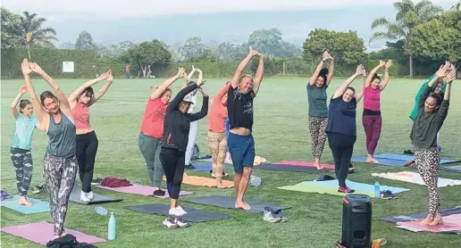  ?? ?? Attendees of Kaws’ Caturday event got the opportunit­y to participat­e in an outdoor yoga session.