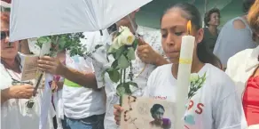  ??  ?? En Jojutla, Morelos, se ofició una misa para recordar a las víctimas. El obispo de Cuernavaca, Ramón Castro, condenó a los funcionari­os que se quedaron con el dinero para los afectados.