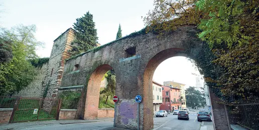  ??  ?? Intervento Il tratto della cinta muraria tra via Nievo e Breccia San Giorgio per cui è prevista una spesa di 150mila euro