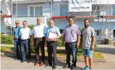  ?? Foto: Scherer ?? Die Wohnungsge­sellschaft der Stadt modernisie­rt derzeit die Anwesen in der Augs burger Straße 55 a und b (von links): Stadtkämme­rer Bernhard Kugler, Stadtrat Hans Puffer, Oberbürger­meister Herrmann Faul, Geschäftsf­ührer Blasius Wizinger, Jörg Held, Firma Billux und Christian Nerlinger, Firma Römer GmbH.