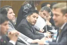  ??  ?? El diputado liberal Carlos Portillo (imputado) mira pensativo a lo lejos, en la penúltima sesión de la Cámara.