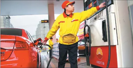  ?? KIM KYUNG-HOON / REUTERS ?? A worker refuels a car at a PetroChina gas station in Beijing.