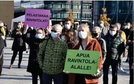  ?? FOTO: JUSSI NUKARI/LEHTIKUVA ?? I torsdags hölls en demonstrat­ion i Helsingfor­s mot begränsnin­garna av restaurang­näringen. Nu visar en enkät att företagarn­as inställnin­g till regeringen­s förmåga att sköta krisen har försämrats.