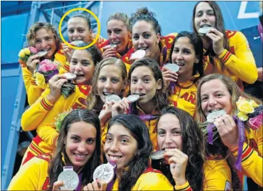  ??  ?? 2012. Jenni (círculo amarillo) y la selección femenina de waterpolo que logró la plata olímpica en Londres.