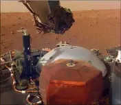  ?? (Photo AFP/Nasa) ?? Image spectacula­ire du robot InSight lander de la Nasa le  novembre  à la surface de la planète Mars.