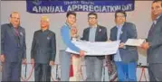  ??  ?? Apeejay Education Society joint secretary Nishant Berlia felicitate­s the student along with the chief guest and principal AP Sharma.