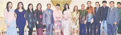  ??  ?? Tasik Biru assemblyma­n Dato Henry Harry Jinep (fifth left), his wife Datin Christina Esni Mied (sixth right) and their delegation from Bau pose for a group photograph with Taib and Toh Puan Datuk Patinggi Ragad Kurdi Taib at the Astana.