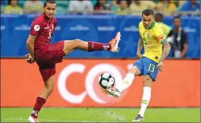  ??  ?? Dani Alves van Brazilië schiet op het doel van Venezuela. (Foto:Fox)