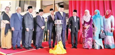  ??  ?? JUHAR merasmikan Pameran Khas ‘Dirgahayu TYT’ di Kompleks Muzium Negeri Sabah. Turut kelihatan Shafie (empat kiri), Jaujan (tiga kiri) dan Timbalan Speaker Datuk Ahmad Rahman (dua kiri).