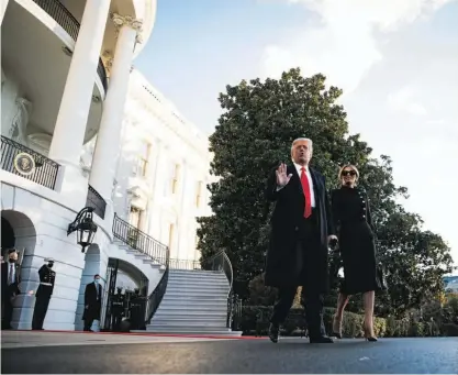  ??  ?? Donald e Melania Trump no dia 20 de janeiro a sair da Casa Branca. Presidente faltou à posse de Biden.