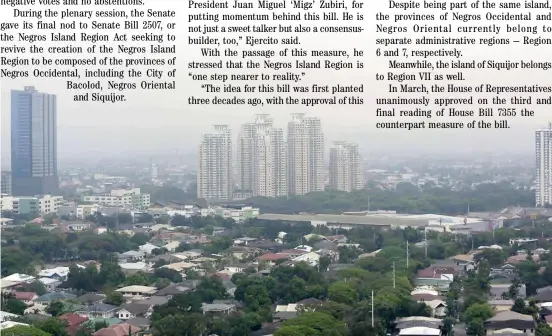  ?? PHOTOGRAPH BY ANALY LABOR FOR THE DAILY TRIBUNE @tribunephl_ana ?? THE Metro Manila skyline is covered in haze on Tuesday morning, signifying the hot and humid season may be almost over. However, no chance of rain can be seen in the afternoon.