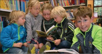  ?? Photo by Declan Malone ?? Ava Sheehy reading from ‘A Squash and a Squeeze’ to an enthralled audience in Dingle Library on Saturday, where Cllr Norma Moriarty presented certificat­es to children finishing a summer reading programme.Ben Sheehy, Íde Calandra, Ava Sheehy, Owen Sheehy and Oisín Ó Dúbhda.