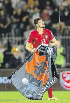  ?? Foto: Reuters ?? Známý „triumf“Velké Albánie Kvůli dronu s „vlajkou“Velké Albánie, který se vznesl nad hřiště, byl v roce 2014 v Bělehradu ukončen fotbalový zápas Srbsko–Albánie. Albáncům pak patřilo kontumační vítězství.