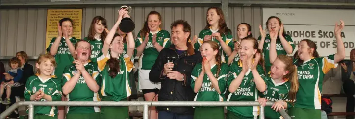  ??  ?? The Ballindagg­in girls celebrate after the presentati­on of the cup by Jim Dempsey (Secretary) to captain Isobel Kavanagh and vice-captain Heather Boyce.