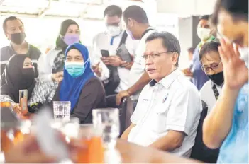  ?? — Bernama photo ?? Shafie socialisin­g with the Sabahan community at Bandar Baru Seri Alam near Masai in Johor Bahru on Thursday.