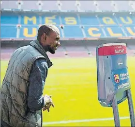  ?? FOTO: FCB ?? Eric Abidal con el robot Pol El francés hizo de cicerone en la experienci­a virtual