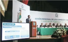  ??  ?? Tuffic Miguel Ortega, director del IMSS, se reunió con representa­ntes del sector obrero y patronal quienes resaltaron los casos de atención médica de éxito.