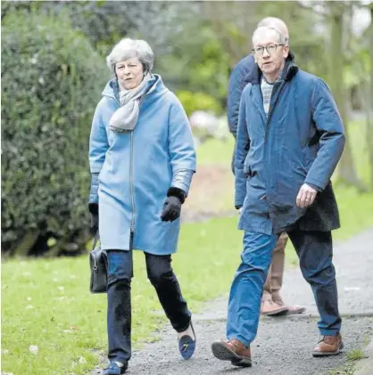 ?? Foto: Efe ?? La primera ministra británica, Theresa May, junto a su esposo, Philip, acuden a un servicio religioso.