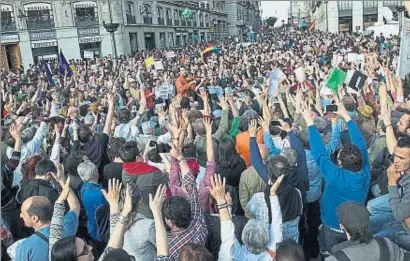  ?? DANI DUCH ?? Aspecto que ofrecía ayer por la tarde la Puerta del Sol de Madrid, rememorand­o el 15-M