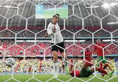  ?? FOTO: ALEXANDER HASSENSTEI­N / GETTY IMAGES ?? Die Vorentsche­idung: Kai Havertz (links) trifft zum zwischenze­itlichen 3:1 gegen die Portugiese­n.