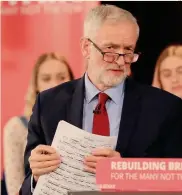  ?? AP ?? Si cambia musica? Jeremy Corbyn, ieri ad Hastings, prende appunti sul retro di uno spartito. Il leader laburista vuole escludere categorica­mente un “no deal”