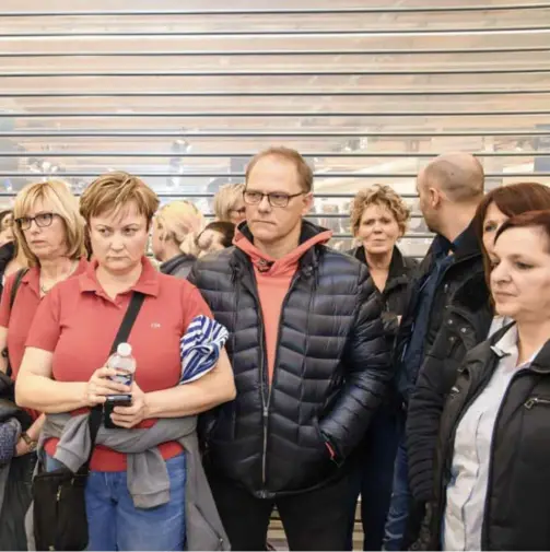  ?? © Boumediene Belbachir ?? in Genk. Veel hoop dat het tij nog keert, heeft het Carrefourp­ersoneel niet. Bedrukte gezichten