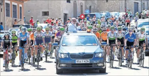 ??  ?? Imagen del pelotón de la Vuelta a Burgos durante la pasada edición, en el momento del banderazo de salida.