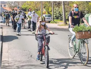  ?? FOTO: NORBERT PRÜMEN ?? Der neu gegründete Skater-Verein verteilte zu Ostern Blümchen und Schokohase­n an Senioren.