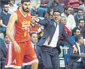  ?? FOTO: EFE ?? Katsikaris dirigiendo al UCAM en su última etapa en la Liga Endesa