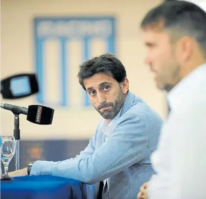  ?? JUANO TESONE ?? El elegido. Diego Milito observa a Chacho Coudet, el técnico que recomendó para Racing.