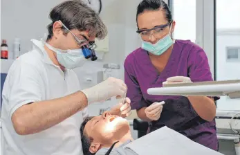  ?? FOTO: DPA ?? Erwachsene sollten einmal jährlich zur Vorsorgeun­tersuchung zum Zahnarzt gehen.