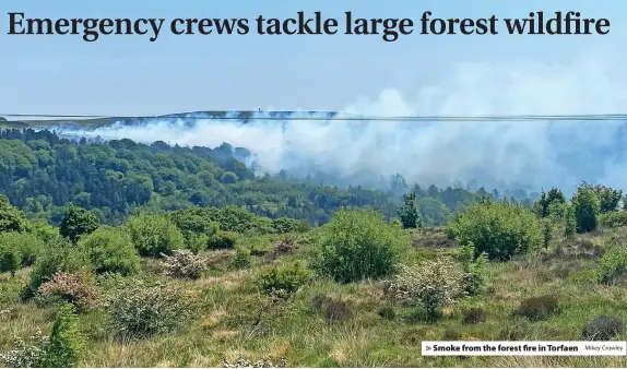  ?? Mikey Crowley ?? > Smoke from the forest fire in Torfaen