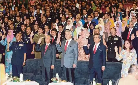  ?? MOHD NOOR
PIC AHMAD IRHAM ?? Deputy Prime Minister Datuk Seri Dr Ahmad Zahid Hamidi leading Home Ministry staff in taking the integrity pledge at the ministry’s monthly assembly in Putrajaya yesterday.