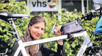  ??  ?? Simone Münzer fährt täglich mit dem Fahrrad von Hilden zur VHS in Haan. Ihr Fachbereic­h ist auch der Sport.