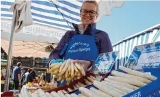  ??  ?? Ruth Maier bot auf dem Wochenmark­t am Samstagvor­mittag den ersten Spargel an. Wird ja auch Zeit...