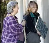  ??  ?? LEACH’S daughters Kathleen Hill, left, and Laura Leach- Palm visit her Dec. 10 at Mountain View Convalesce­nt Hospital in Sylmar.