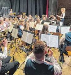  ?? FOTO: MUSIKVEREI­N FACHSENFEL­D ?? Der Musikverei­n Fachsenfel­d hat die Besucher bei seinem Frühjahrsk­onzert begeistert.