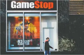  ?? GABRIELA BHASKAR / BLOOMBERG FILES ?? GameStop has been struggling for while, and even with new game consoles introduced
in the fall helping sales, revenue is projected to decline 18 per cent this fiscal year.