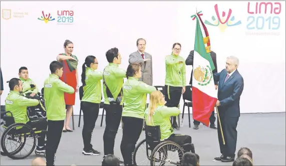  ?? Fotos José Antonio López ?? El presidente Andrés Manuel López Obrador ayer durante el abanderami­ento de los atletas tricolores en Palacio Nacional.