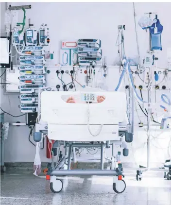  ?? FOTO: OLE SPATA/DPA ?? Ein an Covid-19 erkrankter Patient wird auf der Intensivst­ation am Klinikum Braunschwe­ig beatmet. Bayern führt eine Krankenhau­s-Ampel als Grundlage für Corona-Regeln ein.