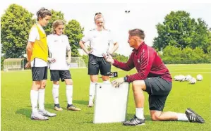  ?? FOTO: SEEMANN ?? Dominik Seemann (rechts), der neue Trainer des Büdericher SV, betreibt auch eine Fußballsch­ule.